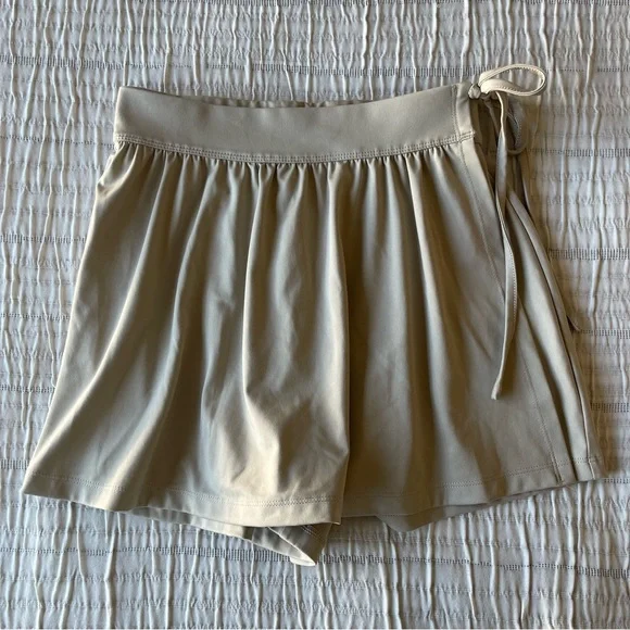MWL Flex Wrap Skort in Wet Sand Tan Medium Like New - Picture 3 of 9